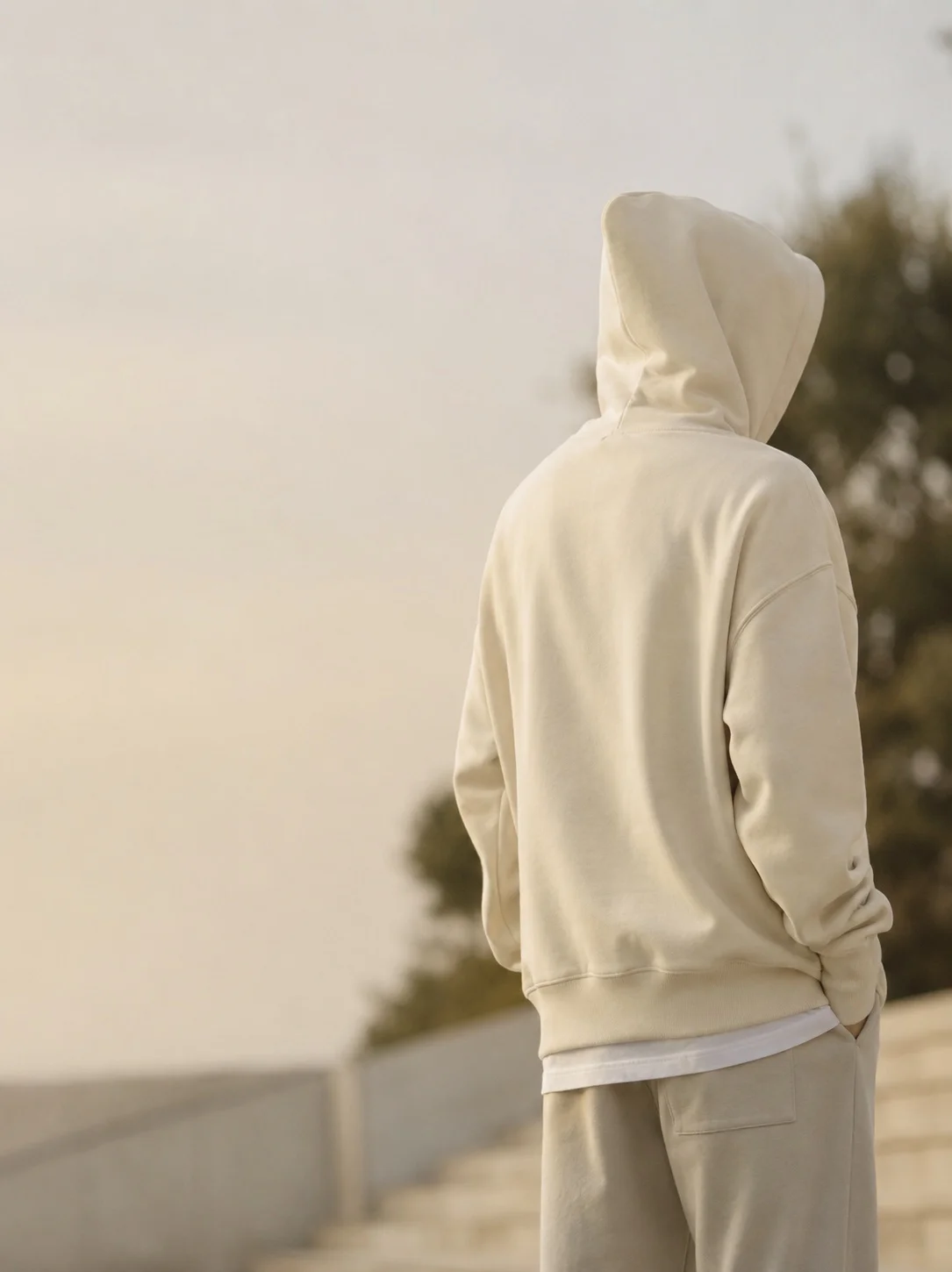 Hoodies & Sweatshirts – cremefarbener Oversized-Hoodie von hinten